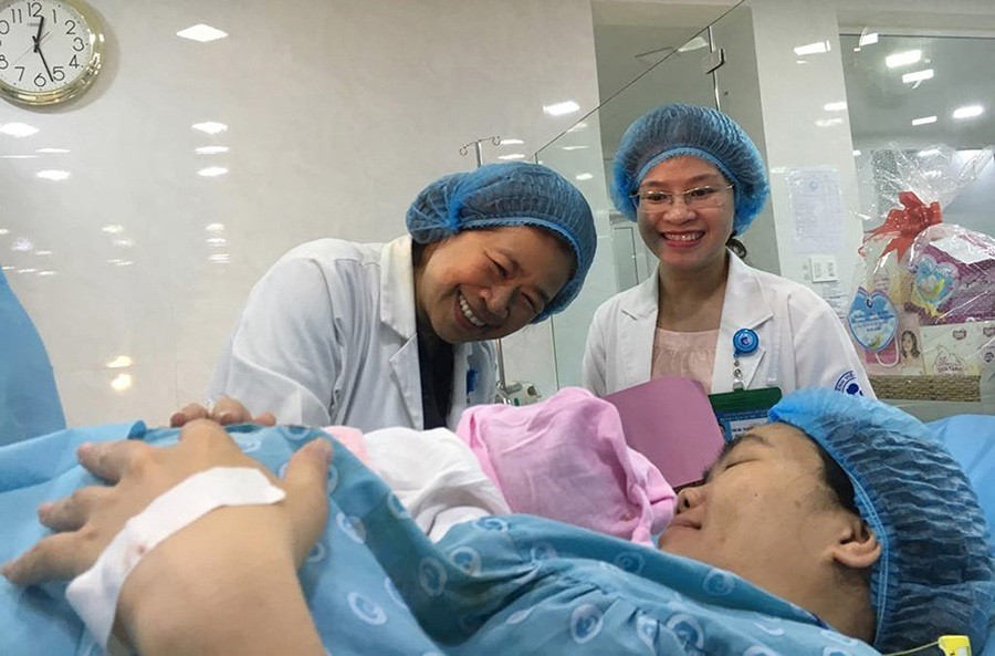 Bệnh viện Từ Dũ (Thành phố Hồ Chí Minh) chào đón em bé sinh đầu tiên trong năm 2020. (Ảnh: Đinh Hằng/TTXVN)