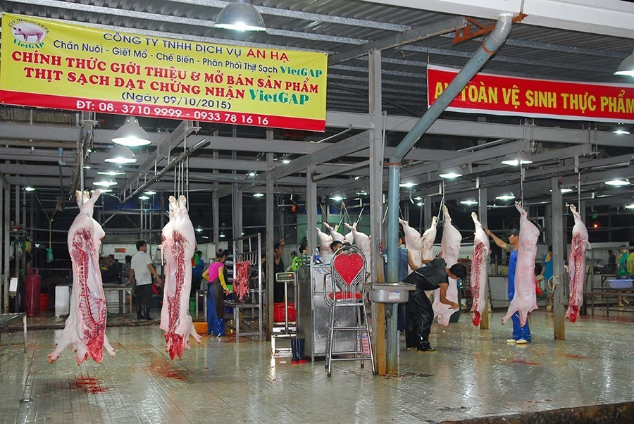 Dây chuyền giết mổ lợn được nuôi theo quy trình VietGap tại lò giết mổ của Công ty trách nhiệm hữu hạn An Hạ, Thành phố Hồ Chí Minh. (Ảnh: Mạnh Linh/TTXVN)