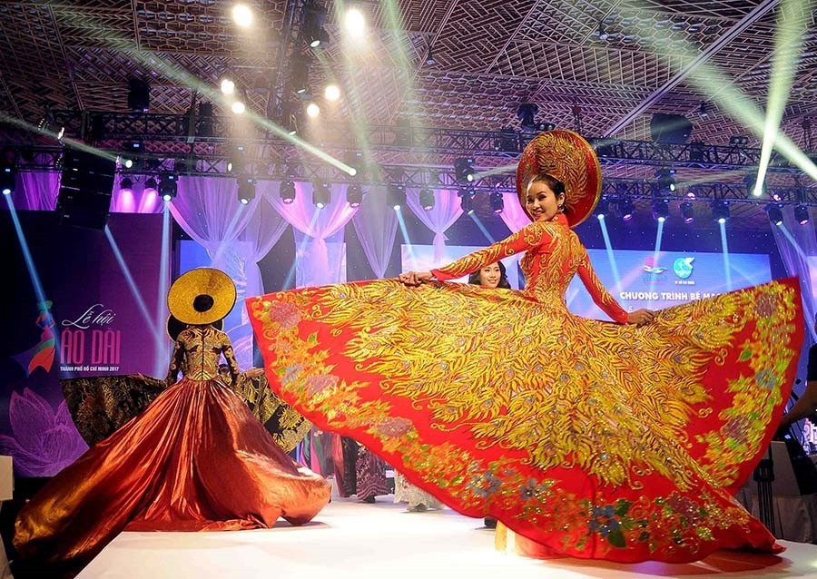 Trình diễn trang phục áo dài tại Lễ hội Áo dài Thành phố Hồ Chí Minh năm 2017 và chương trình giao lưu Áo dài Việt Nam - Hội tụ và Thăng hoa. (Ảnh: An Hiếu/TTXVN)