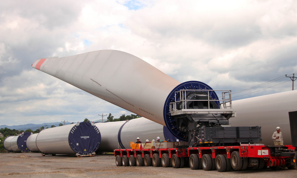 Thiết bị FTV550 Balde Lifter nhập khẩu từ Đức cho dự án điện gió Liên Lập, huyện Hướng Hóa, tỉnh Quảng Trị. (Nguồn: TTXVN)