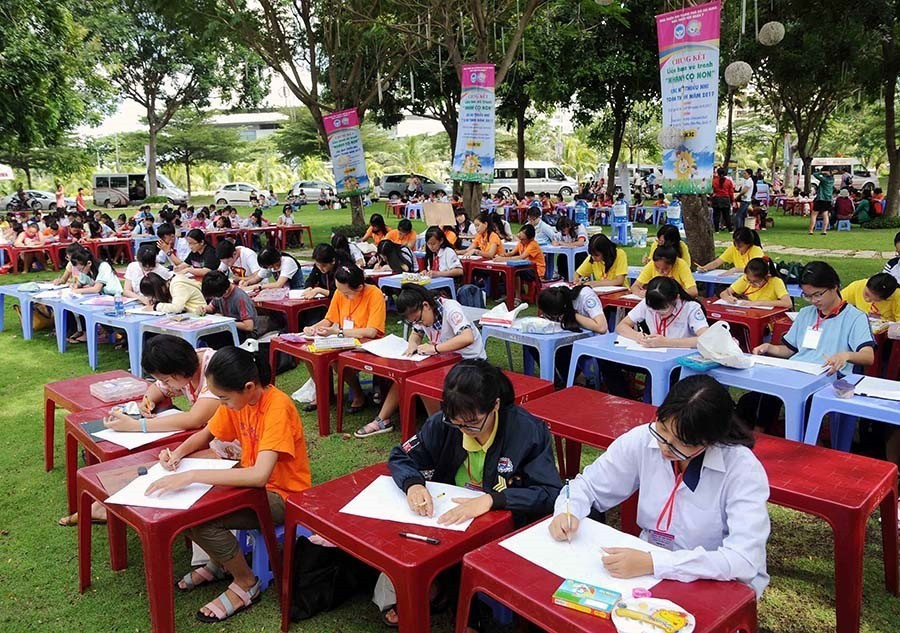 Thiếu nhi thể hiện tài năng tại Vòng chung kết hội thi vẽ tranh Nhành cọ non Thành phố Hồ Chí Minh năm 2017. (Ảnh: An Hiếu/TTXVN)