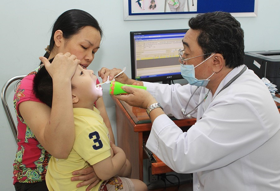 Bác sỹ khám cho trẻ tại Bệnh viện Nhi đồng 2, Thành phố Hồ Chí Minh. (Ảnh: Phương Vy/TTXVN)