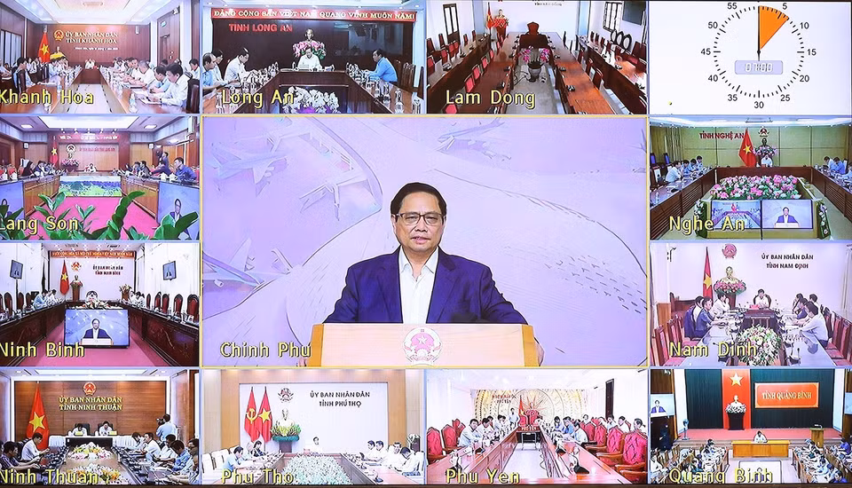Thủ tướng Phạm Minh Chính chủ trì phiên họp trực tuyến tại điểm cầu Chính phủ. (Ảnh: Dương Giang/TTXVN)