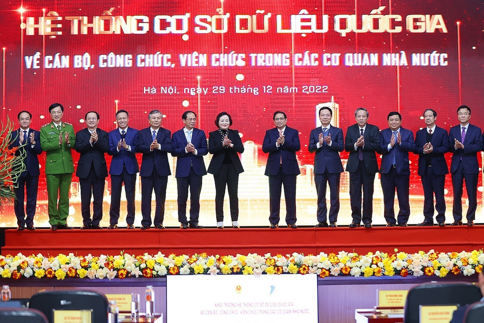 Thủ tướng Phạm Minh Chính và các đại biểu thực hiện nghi thức khai trương cơ sở dữ liệu quốc gia về cán bộ, công chức, viên chức trong cơ quan nhà nước. (Ảnh: Dương Giang/TTXVN)
