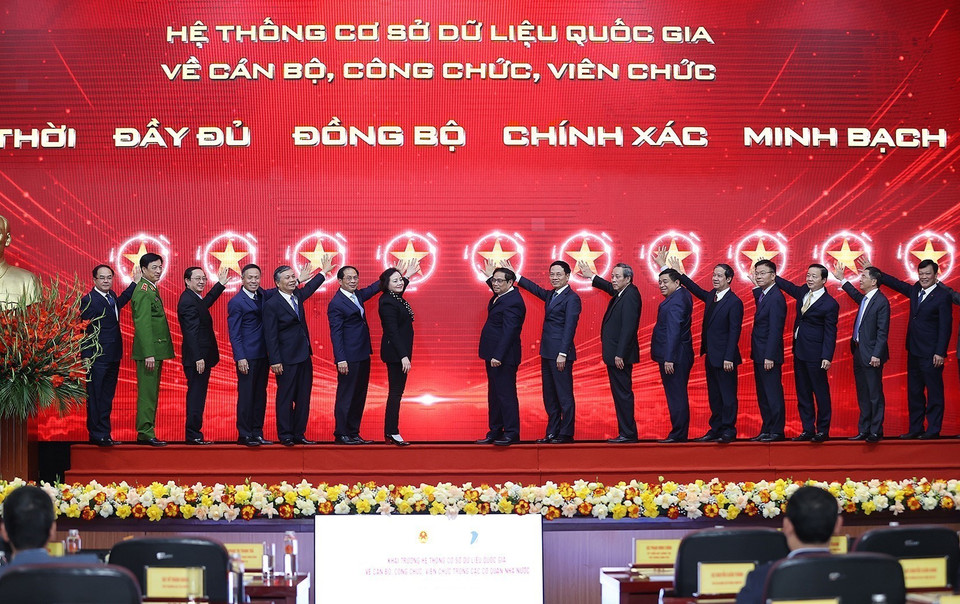 Thủ tướng Phạm Minh Chính và các đại biểu thực hiện nghi thức khai trương cơ sở dữ liệu quốc gia về cán bộ, công chức, viên chức trong cơ quan nhà nước. (Ảnh: Dương Giang/TTXVN)