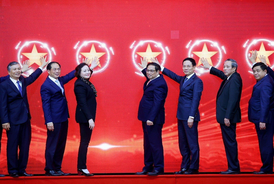 Thủ tướng Phạm Minh Chính và các đại biểu thực hiện nghi thức khai trương cơ sở dữ liệu quốc gia về cán bộ, công chức, viên chức trong cơ quan nhà nước. (Ảnh: Dương Giang/TTXVN)