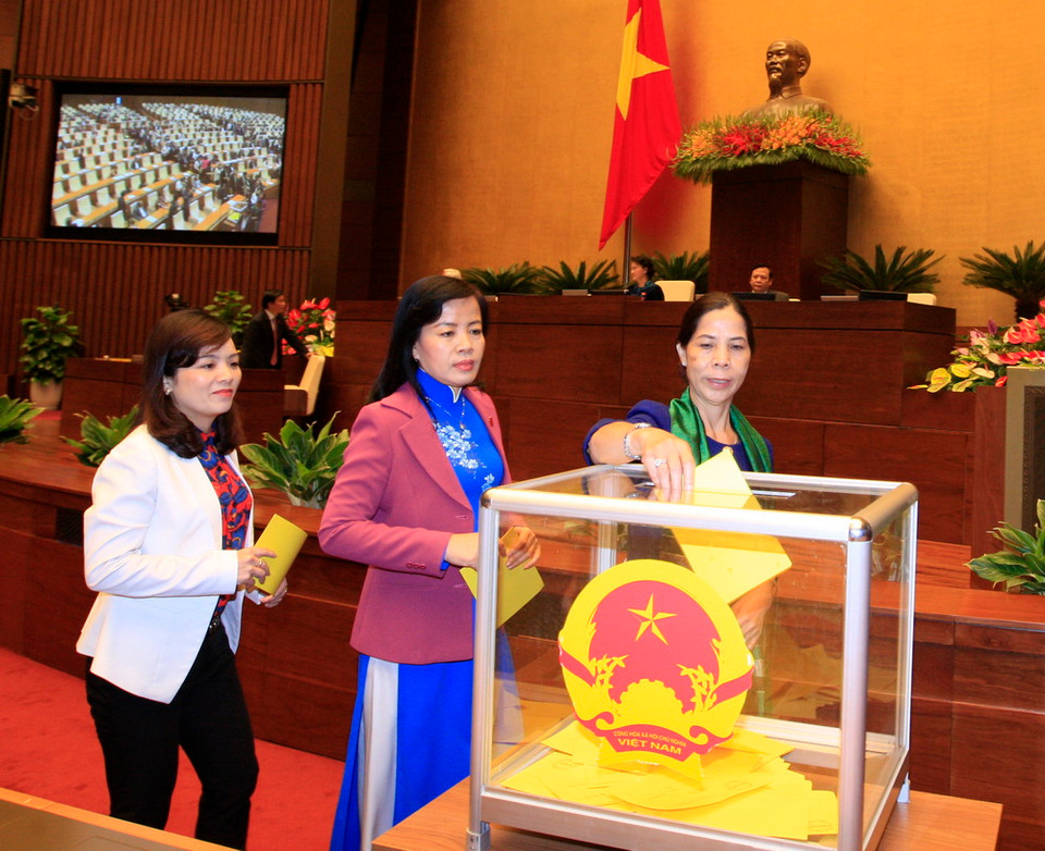 Đại biểu Quốc hội bỏ phiếu bầu Chủ tịch nước. (Ảnh: Thống Nhất/TTXVN)