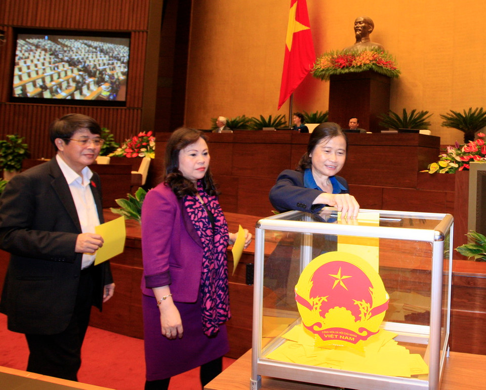 Đại biểu Quốc hội bỏ phiếu bầu Chủ tịch nước. (Ảnh: Thống Nhất/TTXVN)