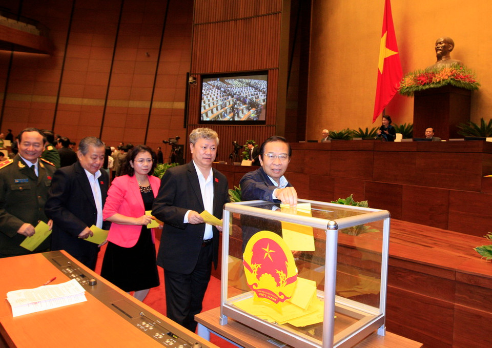 Đại biểu Quốc hội bỏ phiếu bầu Chủ tịch nước. (Ảnh: Thống Nhất/TTXVN)