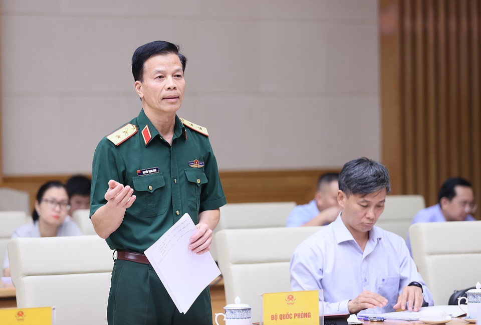 Trung tướng Nguyễn Trọng Bình, Phó Tổng tham mưu trưởng Quân đội Nhân dân Việt Nam báo kết quả thực hiện ngăn chặn, xử lý tàu cá vi phạm khai thác hải sản bất hợp pháp. (Ảnh: Dương Giang/TTXVN)