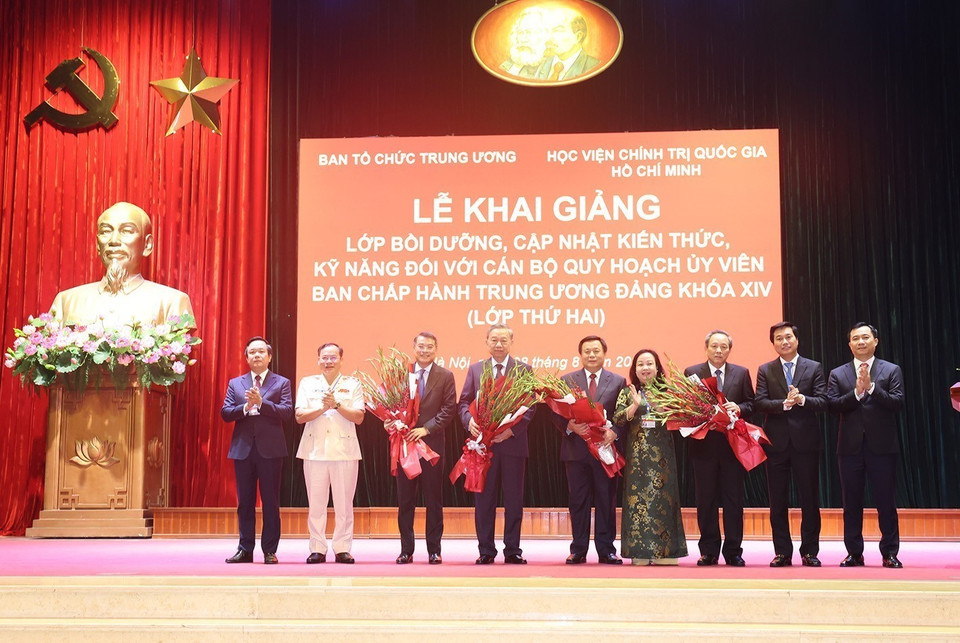 Đại diện Lớp tặng hoa chúc mừng Tổng Bí thư, Chủ tịch nước Tô Lâm và các đồng chí lãnh đạo Đảng, Nhà nước. (Ảnh: Trí Dũng/TTXVN)