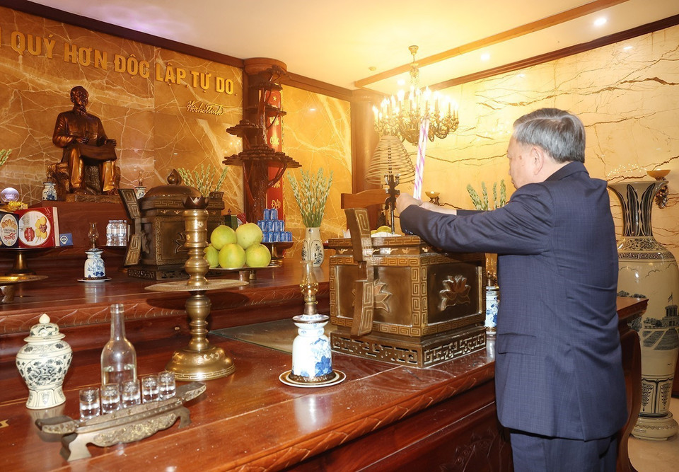 Tổng Bí thư, Chủ tịch nước Tô Lâm dâng hương tưởng niệm Chủ tịch Hồ Chí Minh. (Ảnh: Trí Dũng/TTXVN)