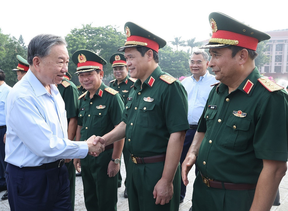 Tổng Bí thư, Chủ tịch nước Tô Lâm, Bí thư Quân ủy Trung ương với các đồng chí Ban Thường vụ Quân ủy Trung ương. (Ảnh: Trí Dũng/TTXVN)