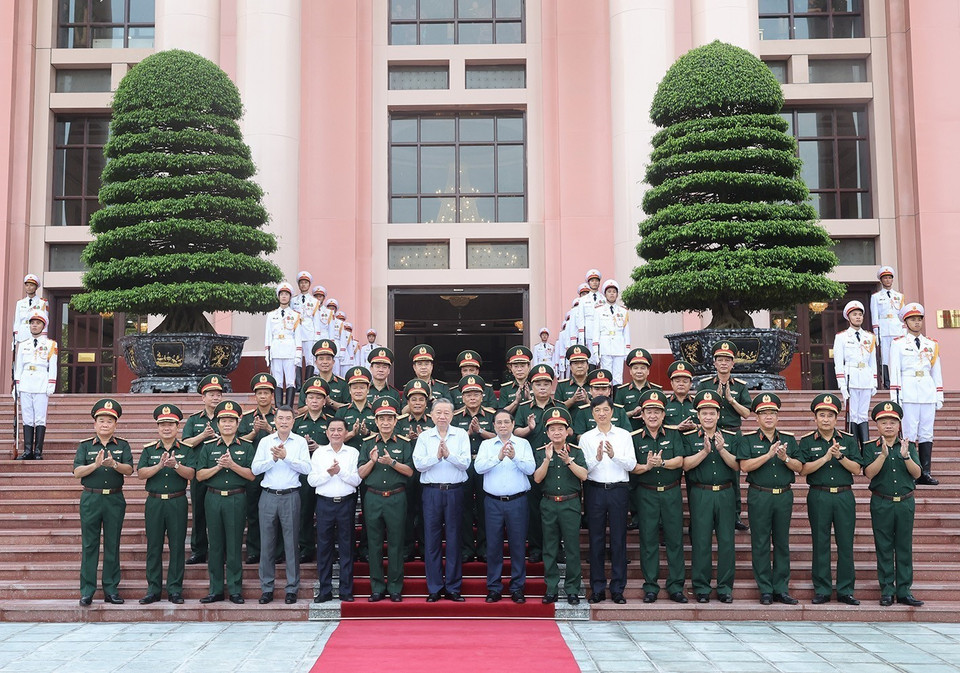 Tổng Bí thư, Chủ tịch nước Tô Lâm, Bí thư Quân ủy Trung ương, Thủ tướng Chính phủ Phạm Minh Chính và các đại biểu cùng các đồng chí Ban Thường vụ Quân ủy Trung ương chụp ảnh chung. )Ảnh: Trí Dũng/TTXVN)