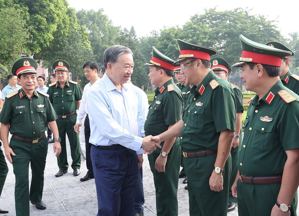 Tổng Bí thư, Chủ tịch nước Tô Lâm, Bí thư Quân ủy Trung ương với các đồng chí Ban Thường vụ Quân ủy Trung ương. (Ảnh: Trí Dũng/TTXVN)