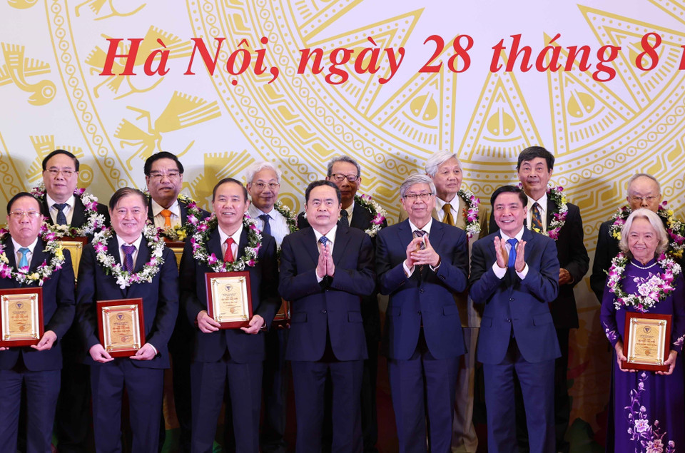 Chủ tịch Quốc hội Trần Thanh Mẫn với các nhà trí thức khoa học và công nghệ tiêu biểu năm 2024. (Ảnh: Thống Nhất/ TTXVN)
