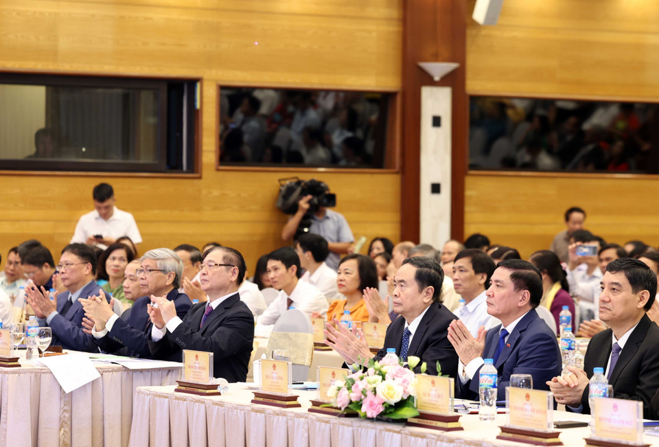 Chủ tịch Quốc hội Trần Thanh Mẫn và các đại biểu tham dự buổi lễ. (Ảnh: Thống Nhất/ TTXVN)
