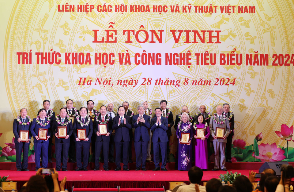 Chủ tịch Quốc hội Trần Thanh Mẫn với các nhà trí thức khoa học và công nghệ tiêu biểu năm 2024. (Ảnh: Thống Nhất/ TTXVN)