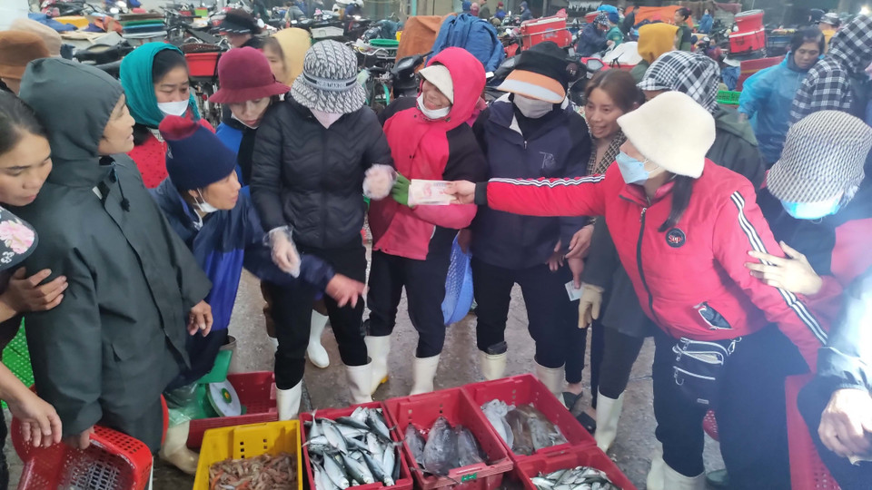 Chợ cá Nghi Thủy tại phường Nghi Thủy, thị xã Cửa Lò là khu chợ độc đáo, khác lạ, hấp dẫn bậc nhất xứ Nghệ, là chợ đầu mối hải sản lớn nhất ở Nghệ An. (Ảnh: Nguyễn Văn Nhật/TTXVN)