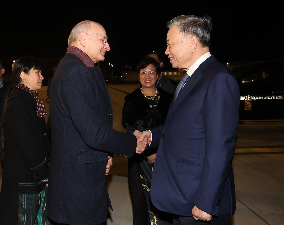 Bộ trưởng Tư pháp Pháp Didier Migaud, Phó Tỉnh trưởng Yves Bossuyt, Đại sứ Pháp tại Việt Nam Olivier Brochet đón Tổng Bí thư, Chủ tịch nước Tô Lâm tại sân bay Orly ở thủ đô Paris.(Ảnh: Trí Dũng/TTXVN)