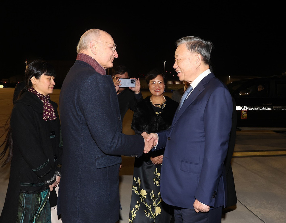 Bộ trưởng Tư pháp Pháp Didier Migaud, Phó Tỉnh trưởng Yves Bossuyt, Đại sứ Pháp tại Việt Nam Olivier Brochet đón Tổng Bí thư, Chủ tịch nước Tô Lâm tại sân bay Orly ở thủ đô Paris. (Ảnh: Trí Dũng/TTXVN)