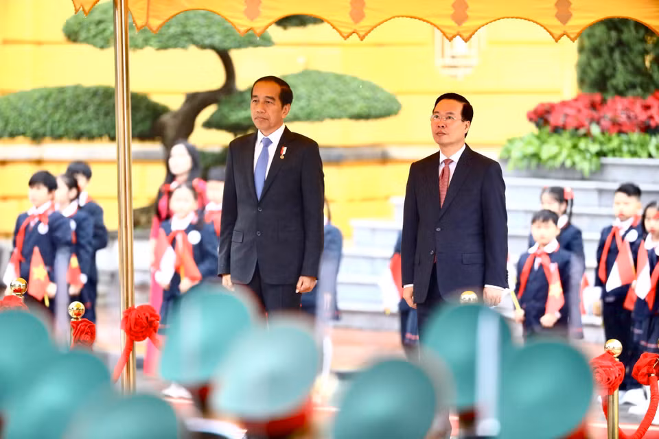 Chủ tịch nước Võ Văn Thưởng và Tổng thống Indonesia Joko Widodo nghe quân nhạc cử Quốc thiều hai nước. (Ảnh: Lâm Khánh/TTXVN)