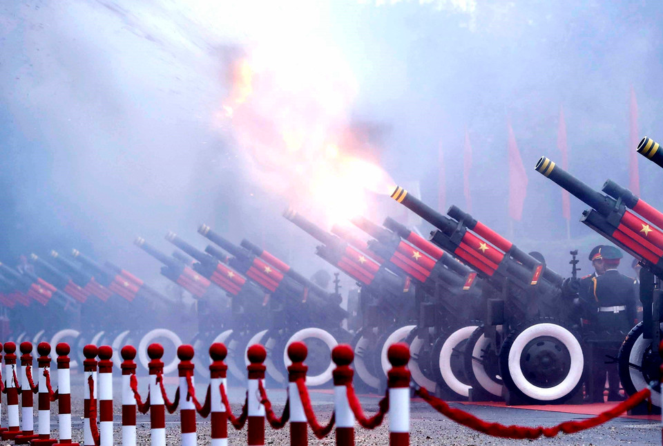 Nghi thức bắn 21 loạt đại bác chào mừng Tổng thống Cộng hòa Indonesia Joko Widodo thăm cấp Nhà nước tới Việt Nam. (Ảnh: An Đăng/TTXVN)