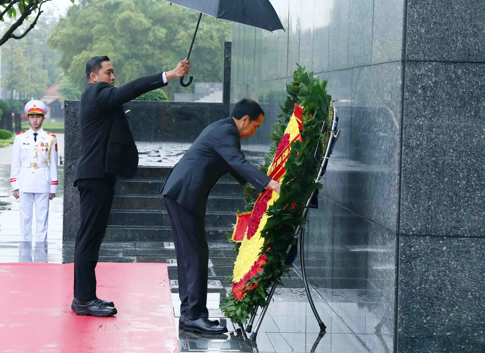 Tổng thống Cộng hòa Indonesia Joko Widodo đặt vòng hoa tưởng nhớ Chủ tịch Hồ Chí Minh. (Ảnh: Phạm Kiên/TTXVN)