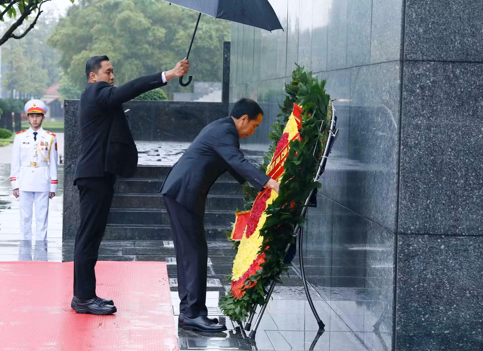 Tổng thống Cộng hòa Indonesia Joko Widodo đặt vòng hoa tưởng nhớ Chủ tịch Hồ Chí Minh. (Ảnh: Phạm Kiên/TTXVN)