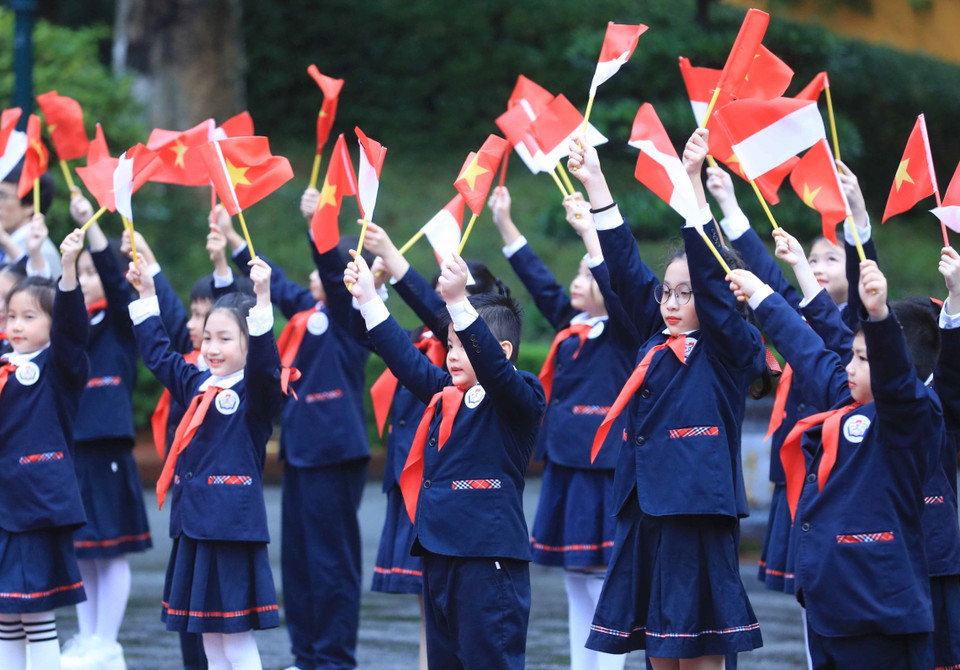 Thiếu nhi Thủ đô Hà Nội chào đón Tổng thống Cộng hòa Indonesia Joko Widodo thăm cấp Nhà nước tới Việt Nam. (Ảnh: Thống Nhất/TTXVN)