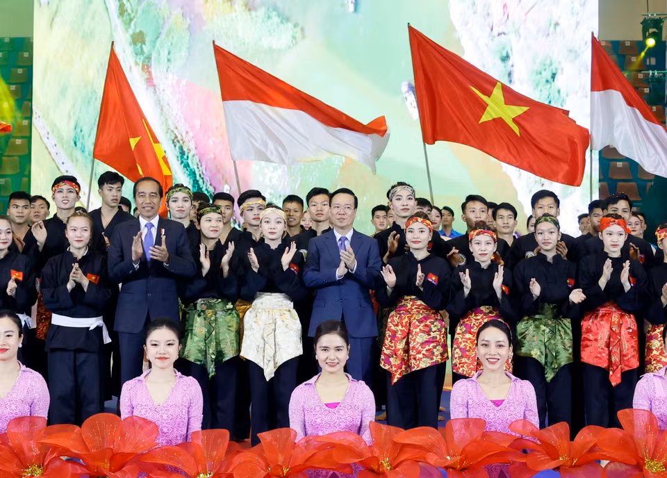Chủ tịch nước Võ Văn Thưởng và Tổng thống Indonesia Joko Widodo chụp ảnh chung với các võ sinh. (Ảnh: Thống Nhất/TTXVN)