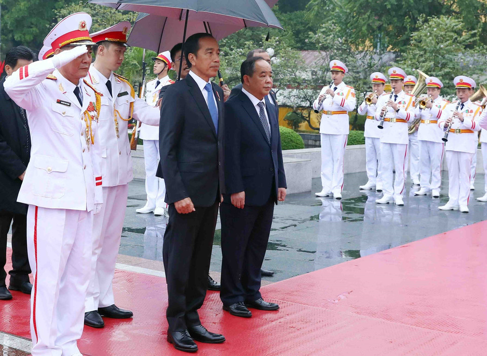 Tổng thống Cộng hòa Indonesia Joko Widodo tưởng niệm các Anh hùng liệt sỹ. (Ảnh: Phạm Kiên/TTXVN)