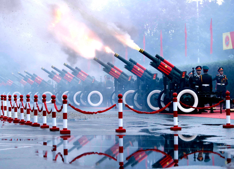 Nghi thức bắn 21 loạt đại bác chào mừng Tổng thống Cộng hòa Indonesia Joko Widodo thăm cấp Nhà nước tới Việt Nam. (Ảnh: An Đăng/TTXVN)