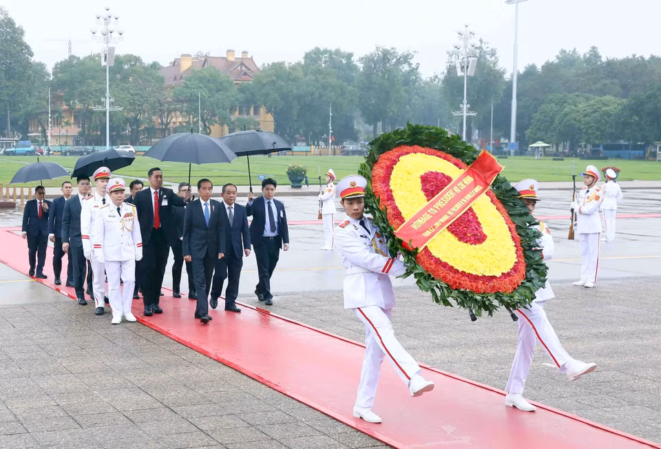 Tổng thống Cộng hòa Indonesia Joko Widodo đến đặt vòng hoa và vào Lăng viếng Chủ tịch Hồ Chí Minh. (Ảnh: Phạm Kiên/TTXVN)