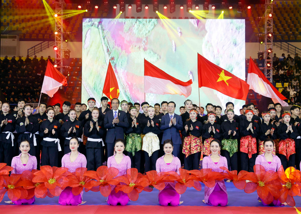 Chủ tịch nước Võ Văn Thưởng và Tổng thống Indonesia Joko Widodo chụp ảnh chung với các võ sinh. (Ảnh: Thống Nhất/TTXVN)