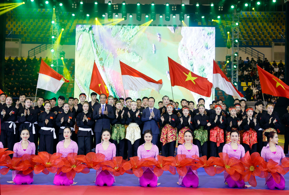 Chủ tịch nước Võ Văn Thưởng và Tổng thống Indonesia Joko Widodo chụp ảnh chung với các võ sinh. (Ảnh: Thống Nhất/TTXVN)