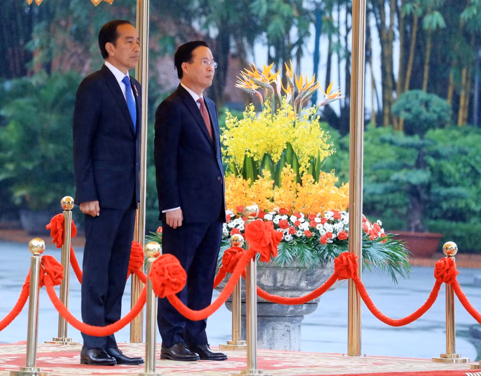 Chủ tịch nước Võ Văn Thưởng và Tổng thống Indonesia Joko Widodo nghe quân nhạc cử Quốc thiều hai nước. (Ảnh: Lâm Khánh/TTXVN)