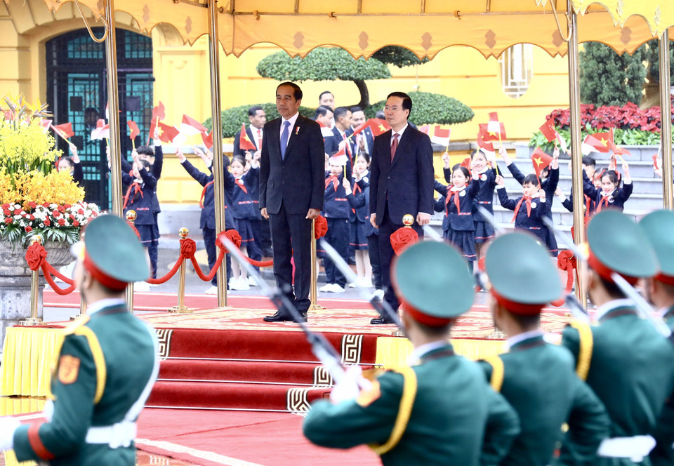 Chủ tịch nước Võ Văn Thưởng và Tổng thống Indonesia Joko Widodo nghe quân nhạc cử Quốc thiều hai nước. (Ảnh: Lâm Khánh/TTXVN)