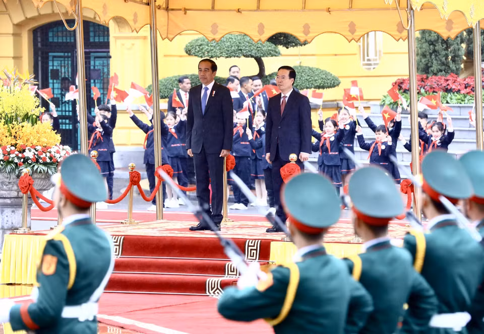Chủ tịch nước Võ Văn Thưởng và Tổng thống Indonesia Joko Widodo nghe quân nhạc cử Quốc thiều hai nước. (Ảnh: Lâm Khánh/TTXVN)