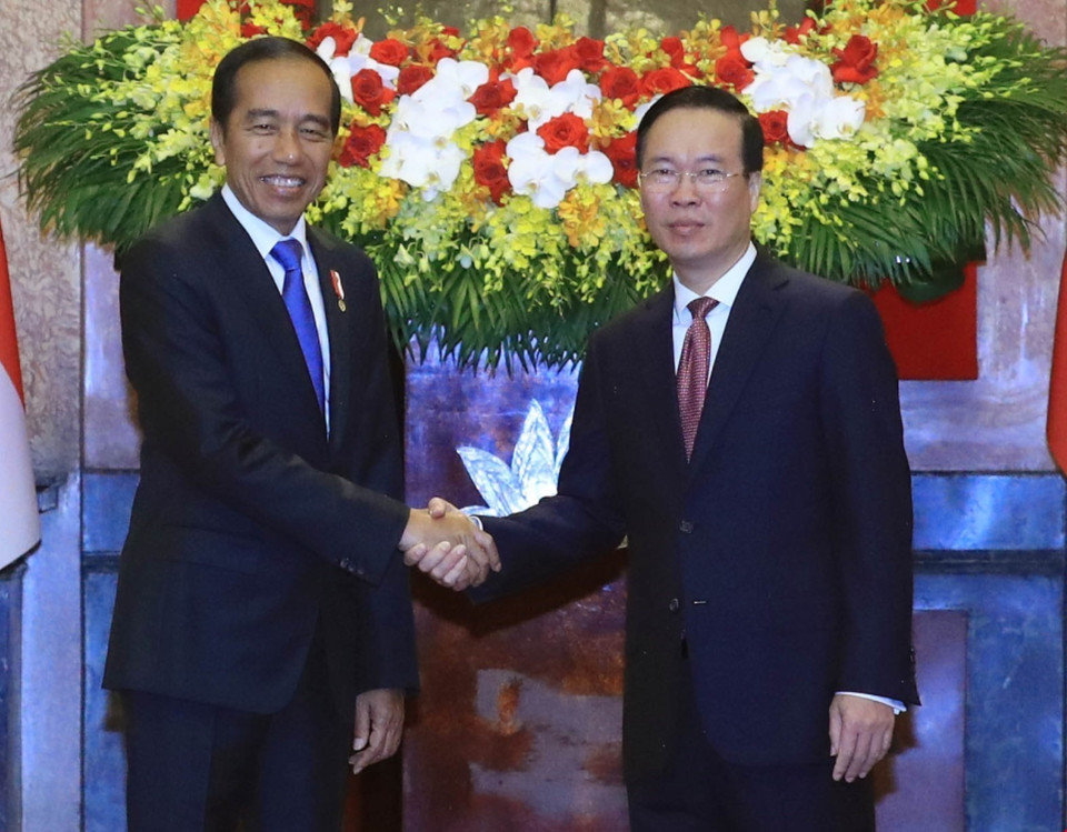 Chủ tịch nước Võ Văn Thưởng và Tổng thống Cộng hòa Indonesia Joko Widodo tại lễ đón. (Ảnh: Thống Nhất/TTXVN)