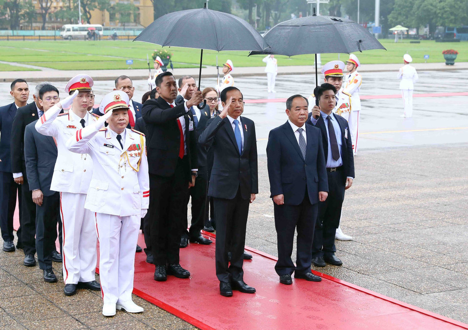 Tổng thống Cộng hòa Indonesia Joko Widodo thành kính tưởng nhớ Chủ tịch Hồ Chí Minh. (Ảnh: Phạm Kiên/TTXVN)