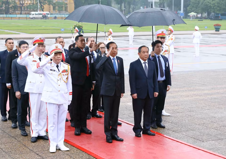 Tổng thống Cộng hòa Indonesia Joko Widodo thành kính tưởng nhớ Chủ tịch Hồ Chí Minh. (Ảnh: Phạm Kiên/TTXVN)
