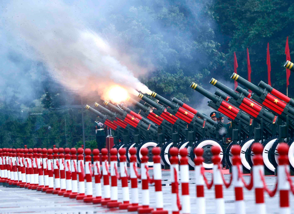 Nghi thức bắn 21 loạt đại bác chào mừng Tổng thống Cộng hòa Indonesia Joko Widodo thăm cấp Nhà nước tới Việt Nam. (Ảnh: An Đăng/TTXVN)