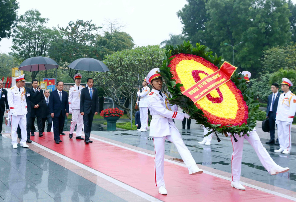 Tổng thống Cộng hòa Indonesia Joko Widodo đặt vòng hoa tưởng niệm các Anh hùng lệt sỹ. (Ảnh: Phạm Kiên/TTXVN)