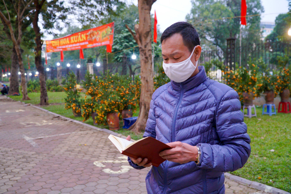 Ông Nguyễn Văn Hùng, Ban quản lý chợ hoa Xuân khu vực phố Trần Nhân Tông (quận Hai Bà Trưng) cho biết đến hiện tại chỉ có 3 hộ đăng ký kinh doanh bán hoa, cây cảnh Tết, ước chừng con số này chỉ bằng 1/2 năm ngoái. (Ảnh: Minh Hiếu/Vietnam+)