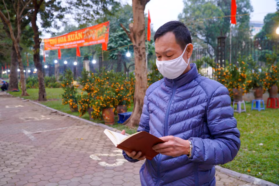 Ông Nguyễn Văn Hùng, Ban quản lý chợ hoa Xuân khu vực phố Trần Nhân Tông (quận Hai Bà Trưng) cho biết đến hiện tại chỉ có 3 hộ đăng ký kinh doanh bán hoa, cây cảnh Tết, ước chừng con số này chỉ bằng 1/2 năm ngoái. (Ảnh: Minh Hiếu/Vietnam+)