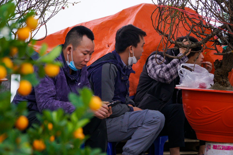 Thậm chí, nhiều người còn tụ tập lại nói chuyện, mòn mỏi chờ khách. (Ảnh: Minh Hiếu/Vietnam+)