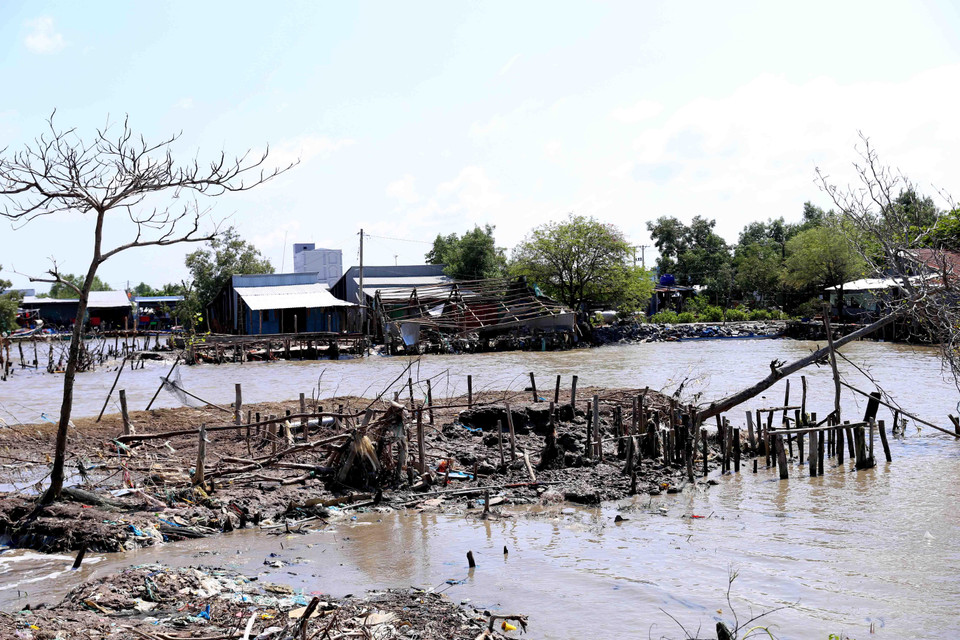 Tuyến đê biển ở ấp Kim Qui, xã Vân Khánh bị sóng biển đánh trôi hồi đầu tháng 6/2019. (Ảnh: Vũ Sinh/TTXVN)