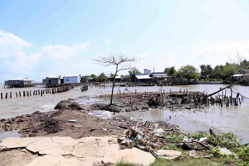Tuyến đê biển ở ấp Kim Qui, xã Vân Khánh bị sóng biển đánh trôi hồi đầu tháng 6/2019. (Ảnh: Vũ Sinh/TTXVN)