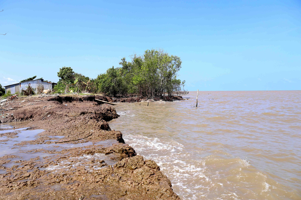 Tuyến đê biển ở ấp Kim Qui, xã Vân Khánh bị sóng biển đánh trôi hồi đầu tháng 6/2019. (Ảnh: Vũ Sinh/TTXVN)